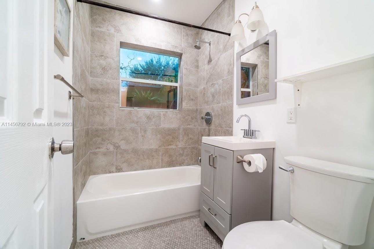 320 NE 160th St Unit: main