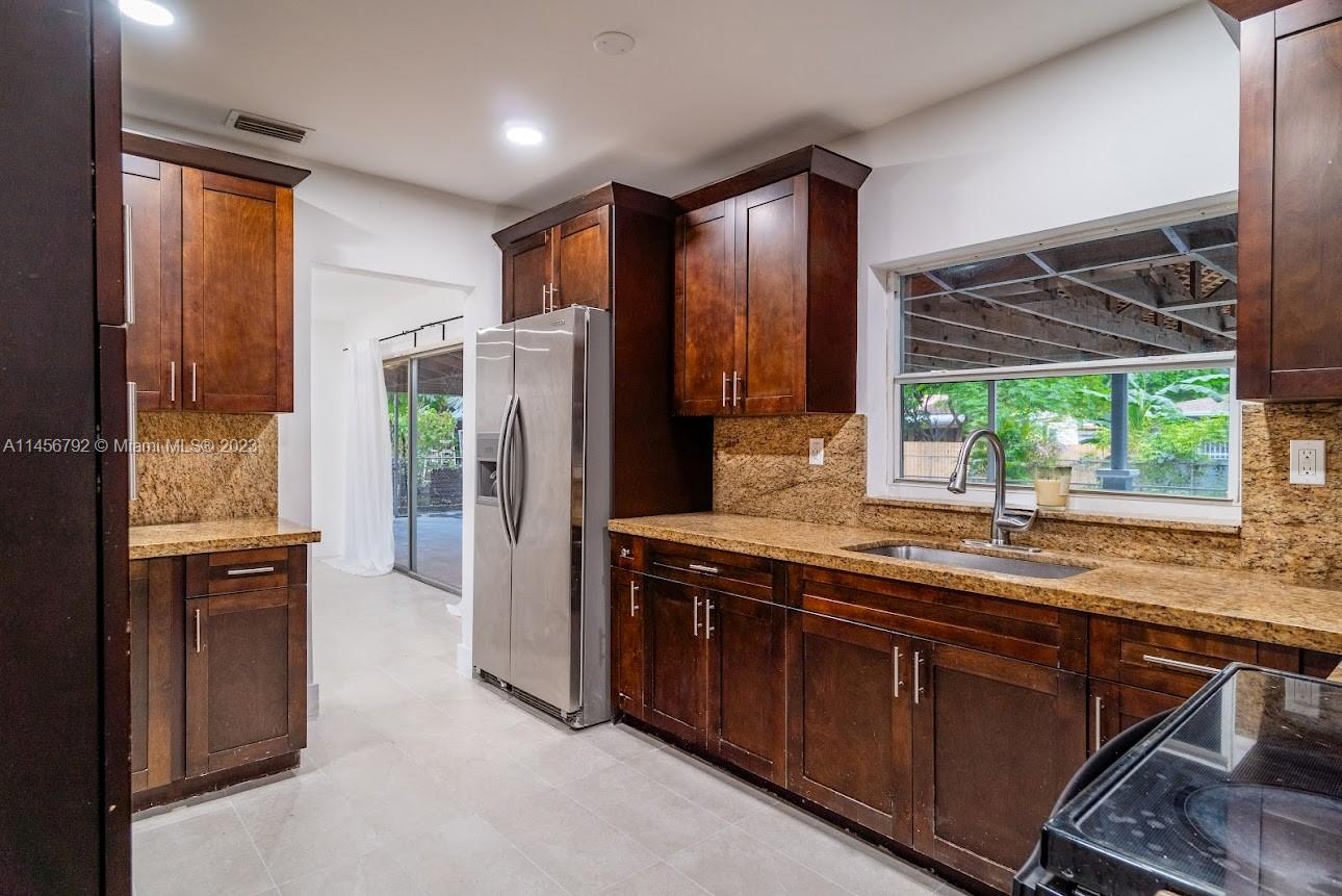 320 NE 160th St Unit: main