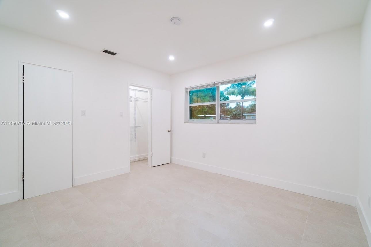 320 NE 160th St Unit: main