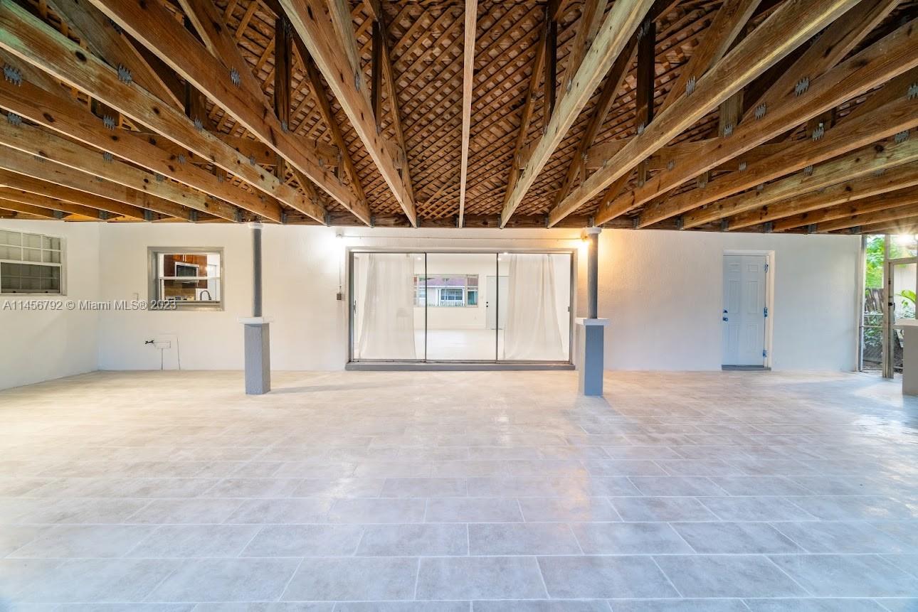 320 NE 160th St Unit: main