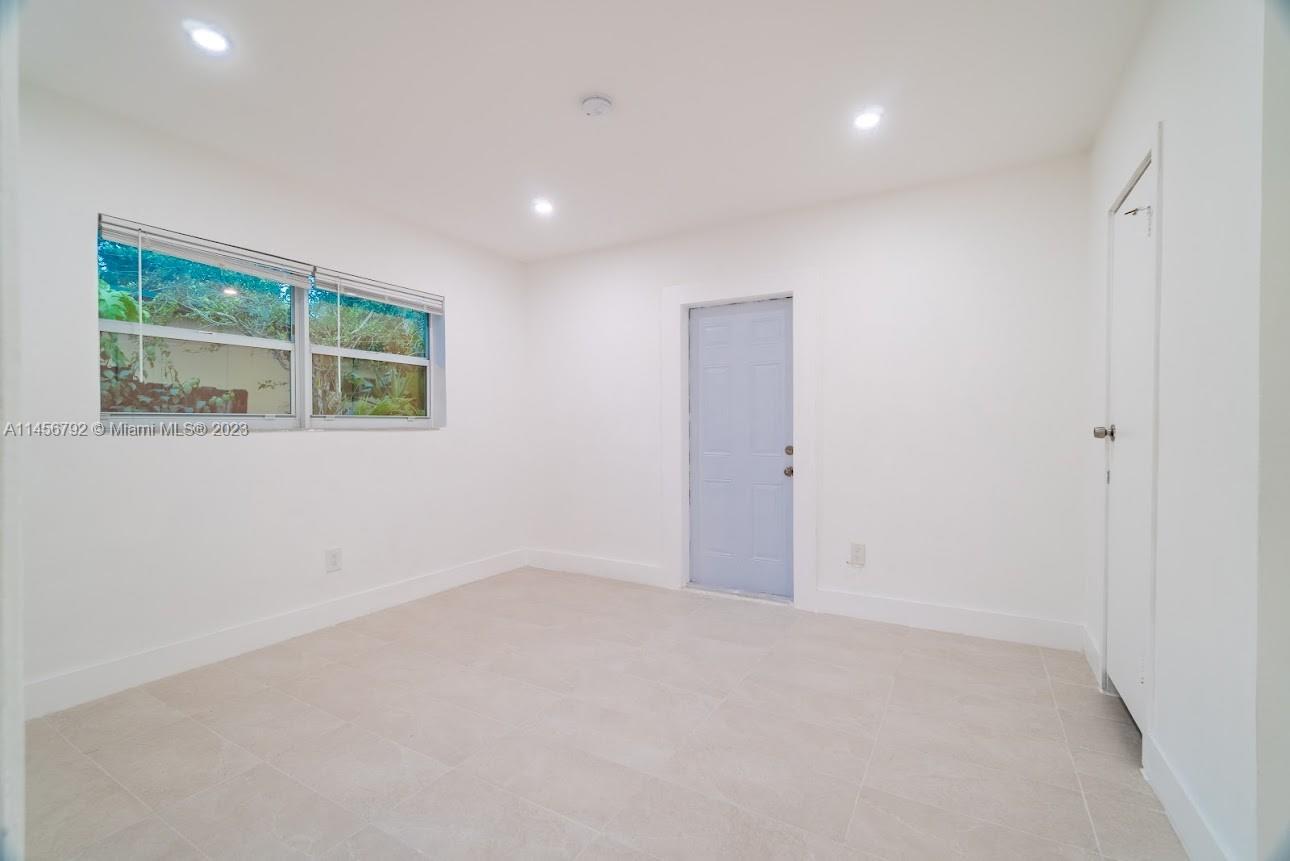 320 NE 160th St Unit: main