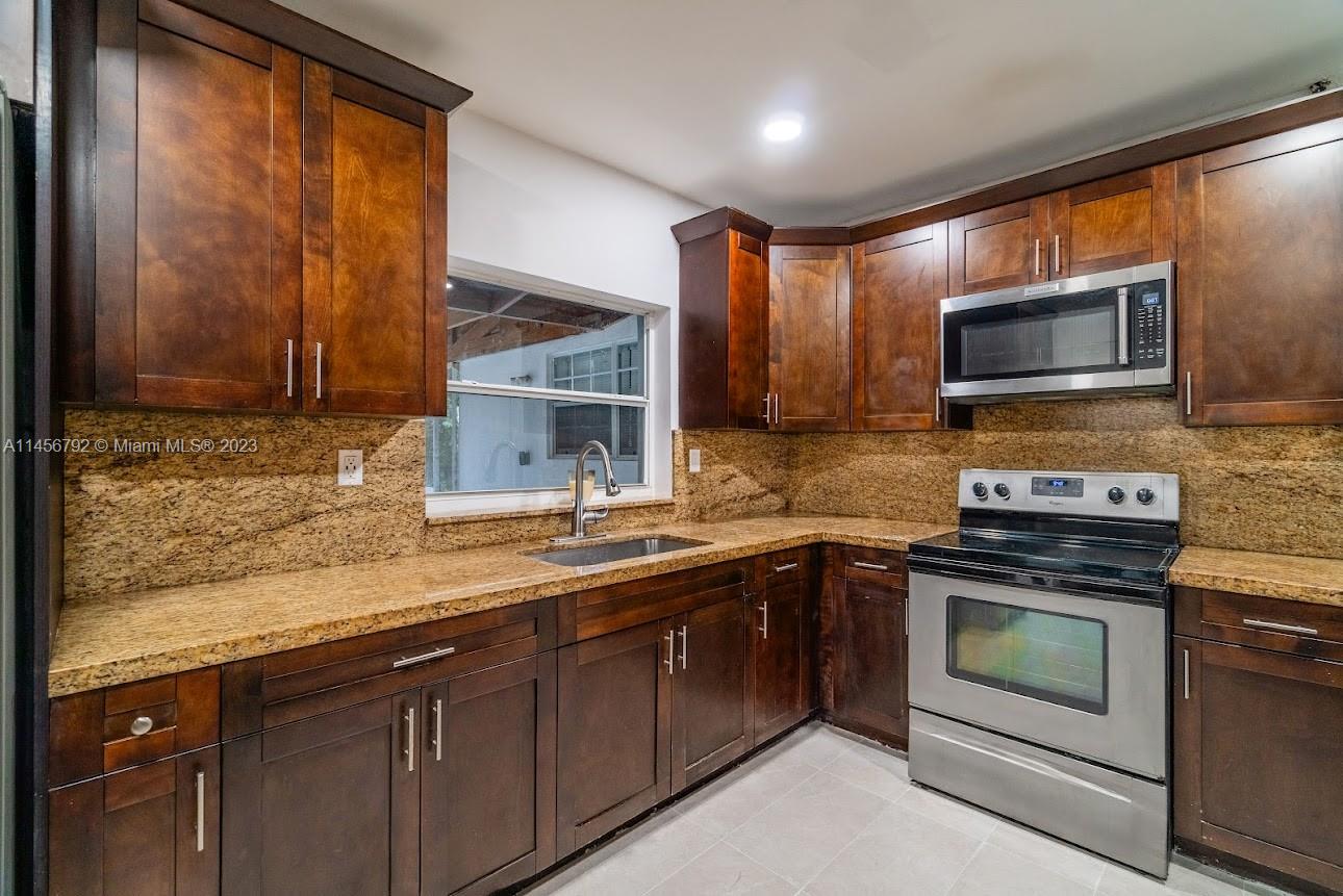 320 NE 160th St Unit: main