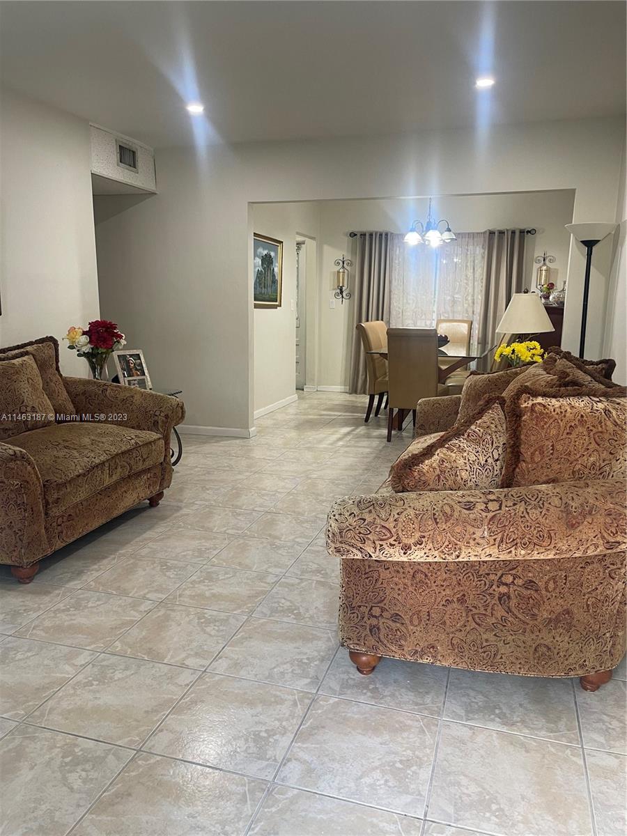 220 SW 52nd Ct
