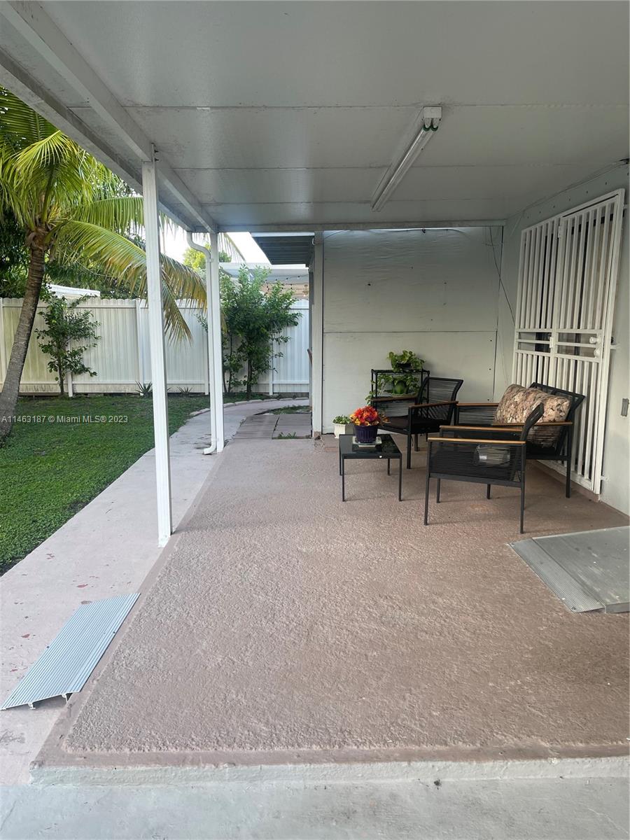 220 SW 52nd Ct