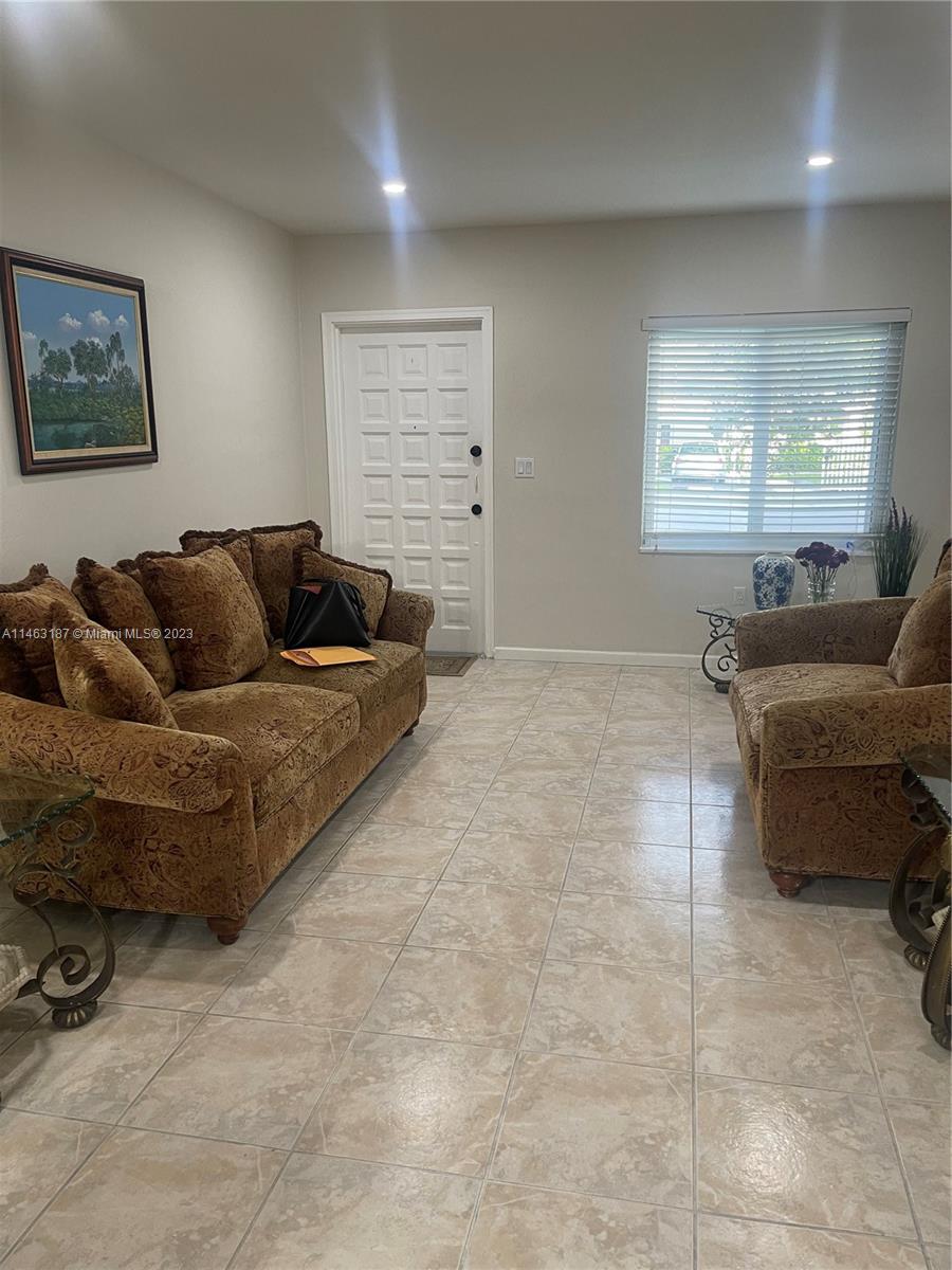 220 SW 52nd Ct