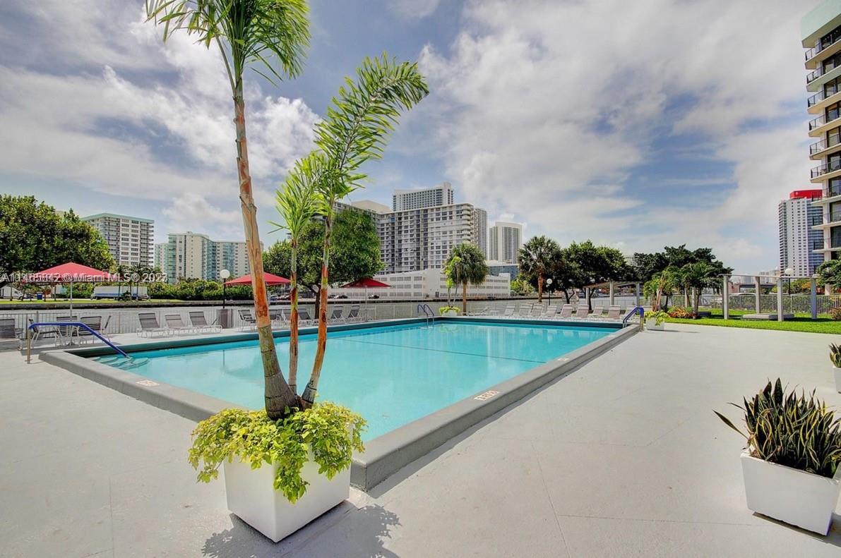 200 Leslie Dr # 530