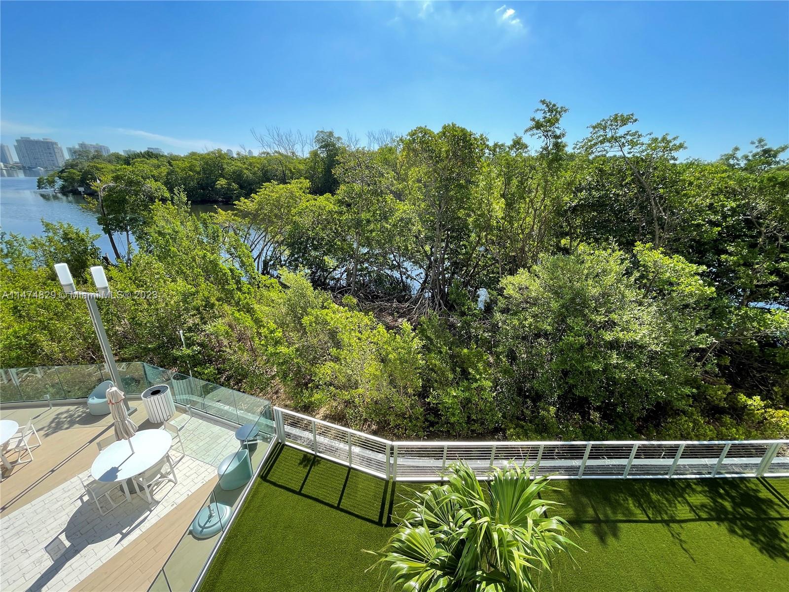 16385 Biscayne Blvd # 216
