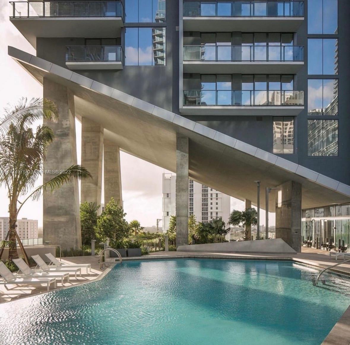 88 SW 7th St Unit: 2004
