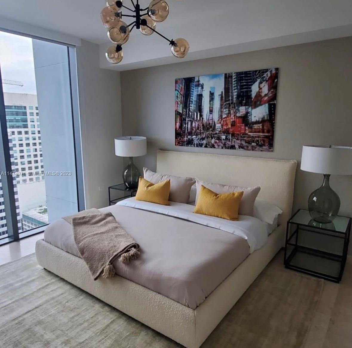88 SW 7th St Unit: 2004