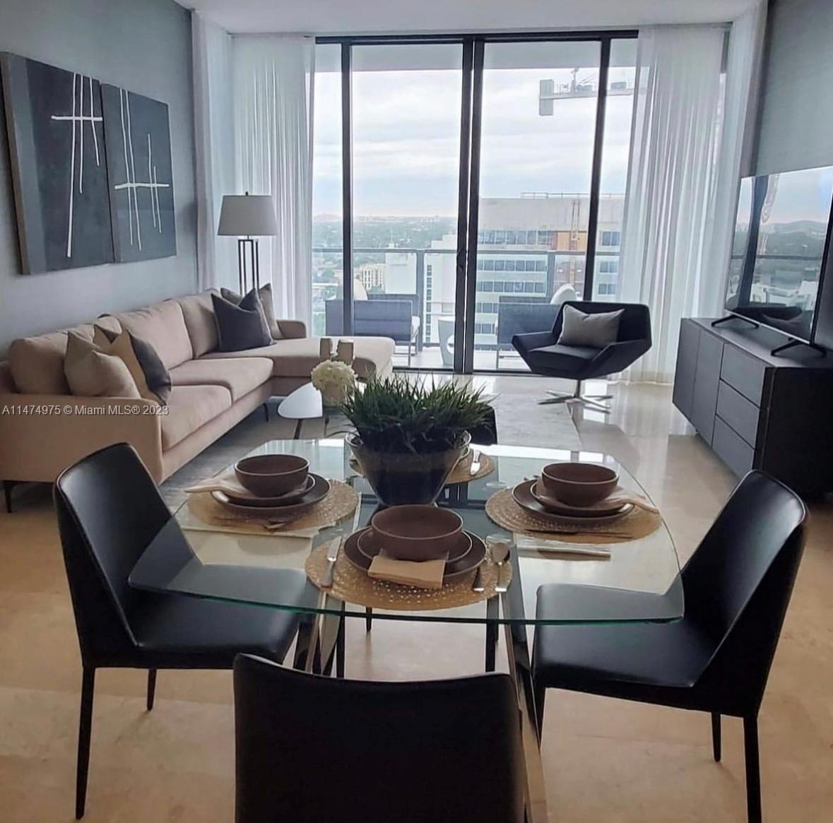 88 SW 7th St Unit: 2004