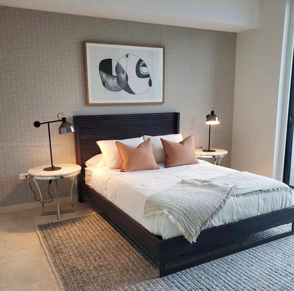 88 SW 7th St Unit: 2004