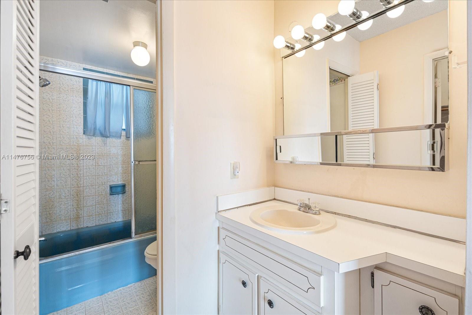 3770 NE 171st St # 402