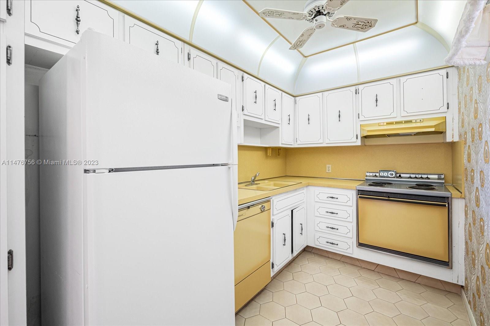 3770 NE 171st St # 402