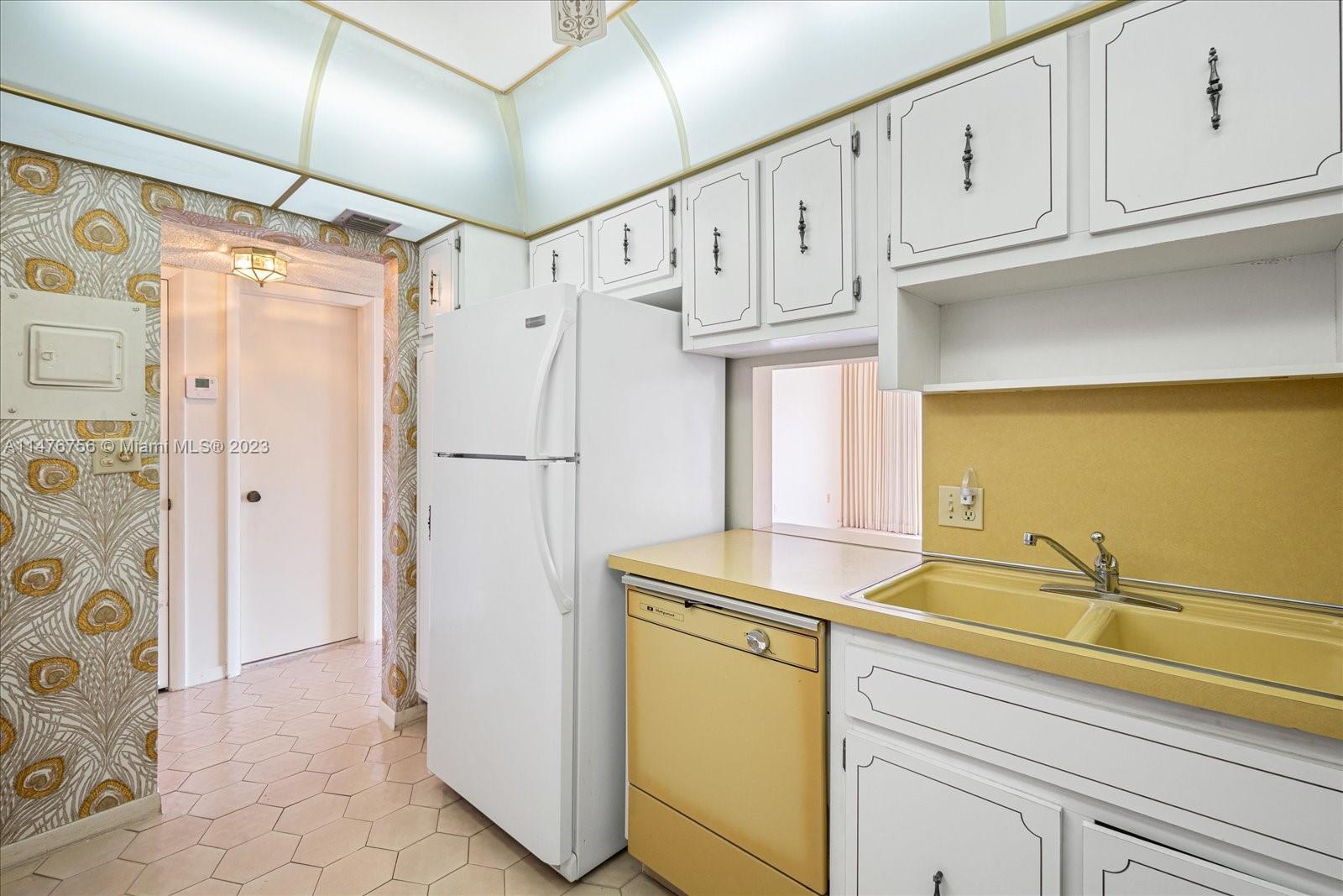 3770 NE 171st St # 402