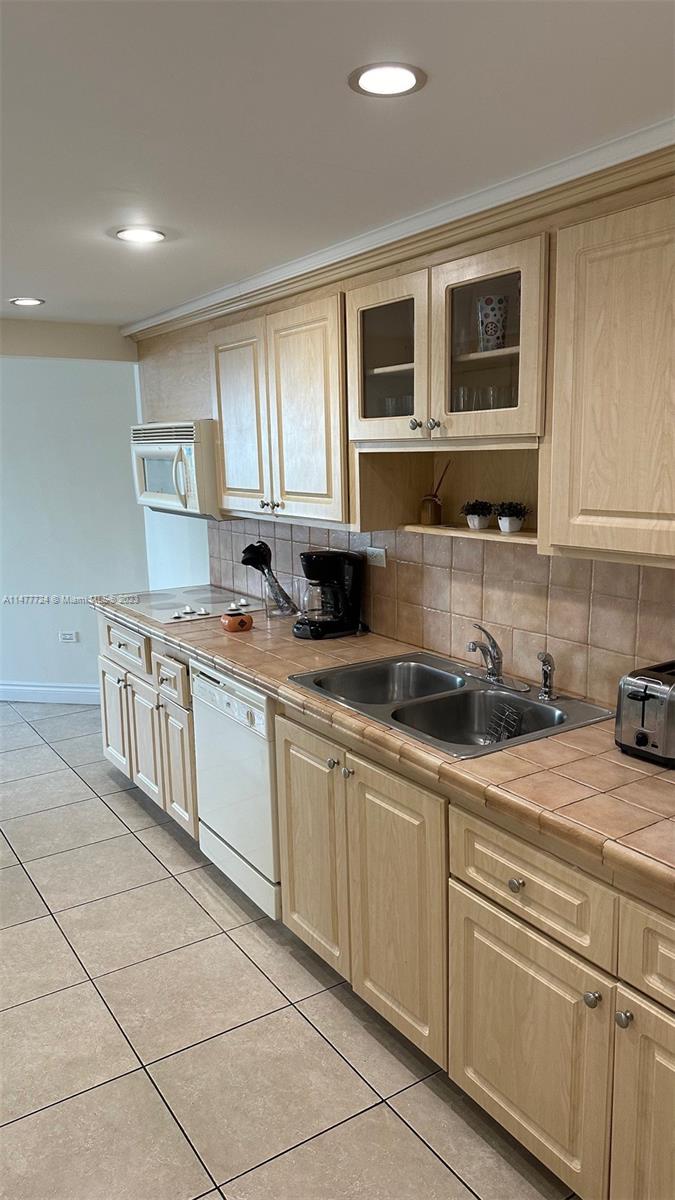 7135 Collins Ave # 1211