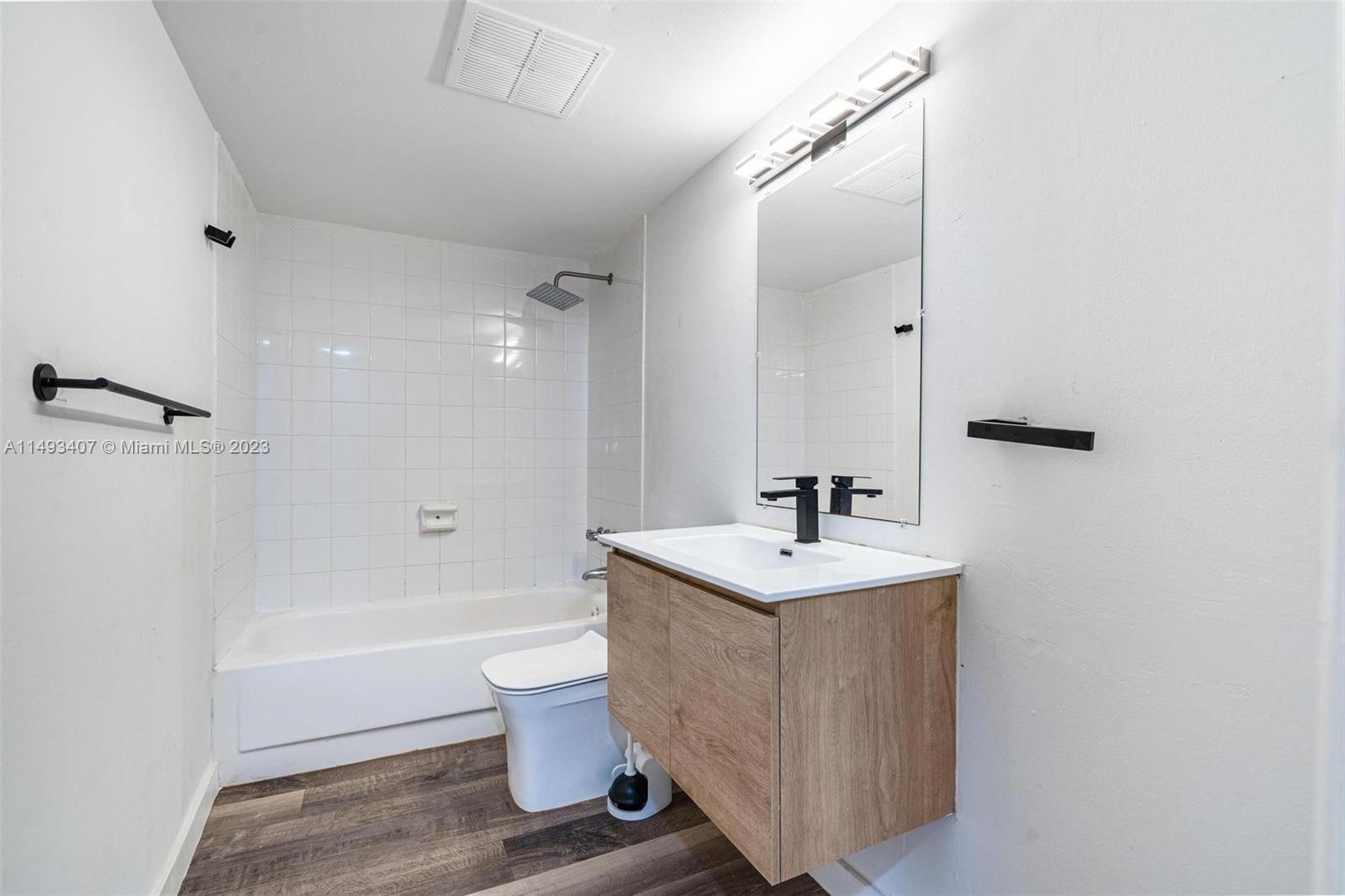 15205 NE 6th Ave Unit: D305