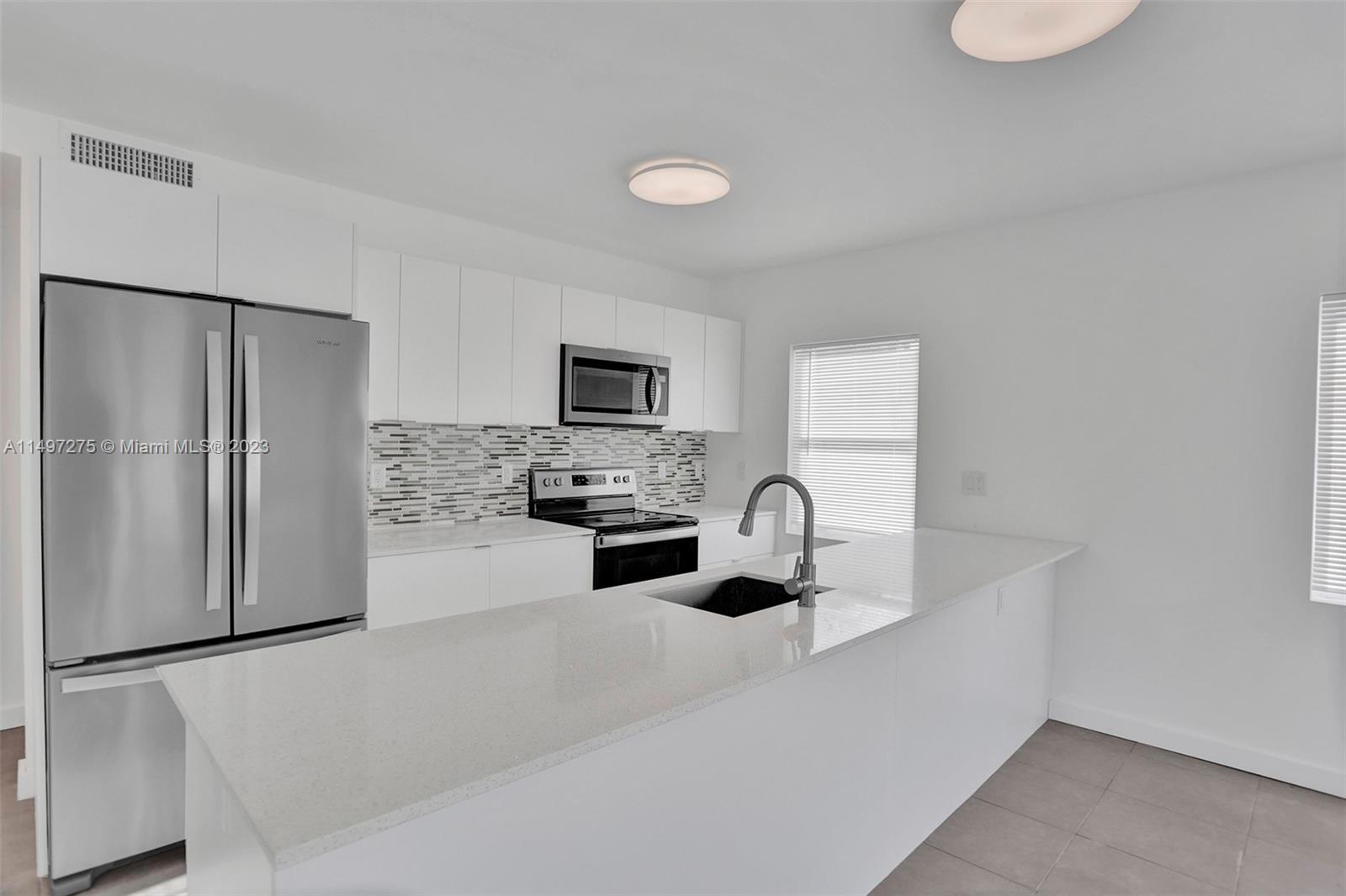 737 NW 4th St