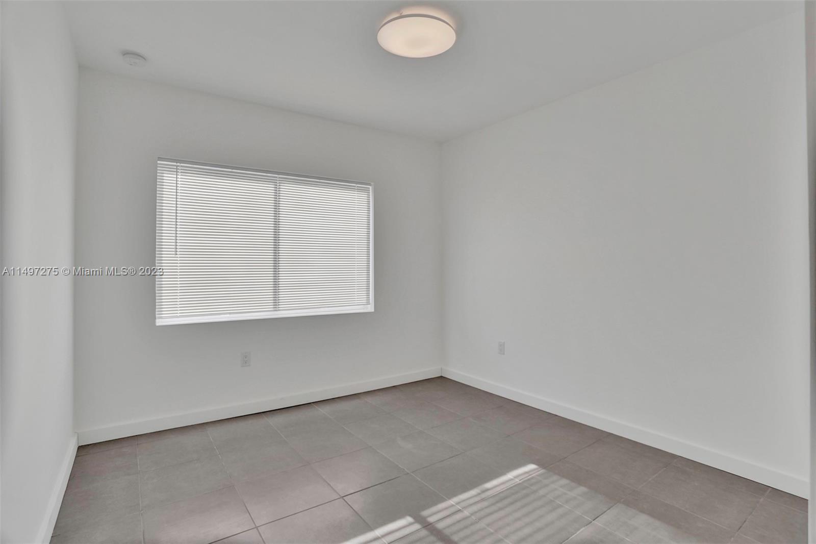 737 NW 4th St
