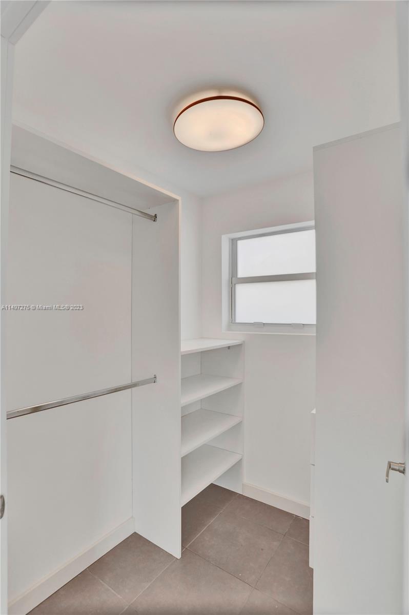 737 NW 4th St