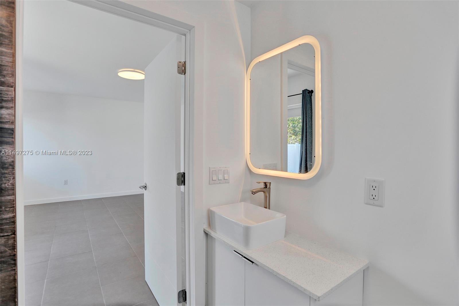 737 NW 4th St