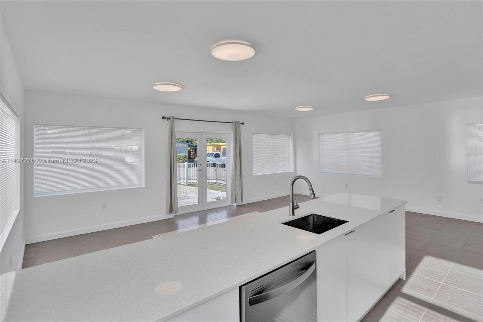 737 NW 4th St
