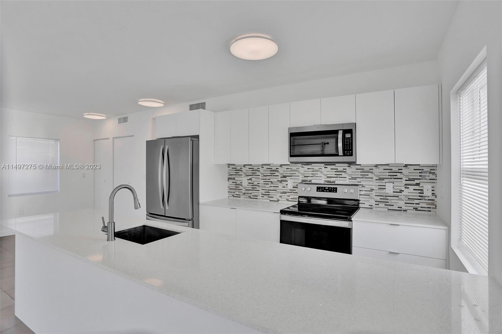 737 NW 4th St