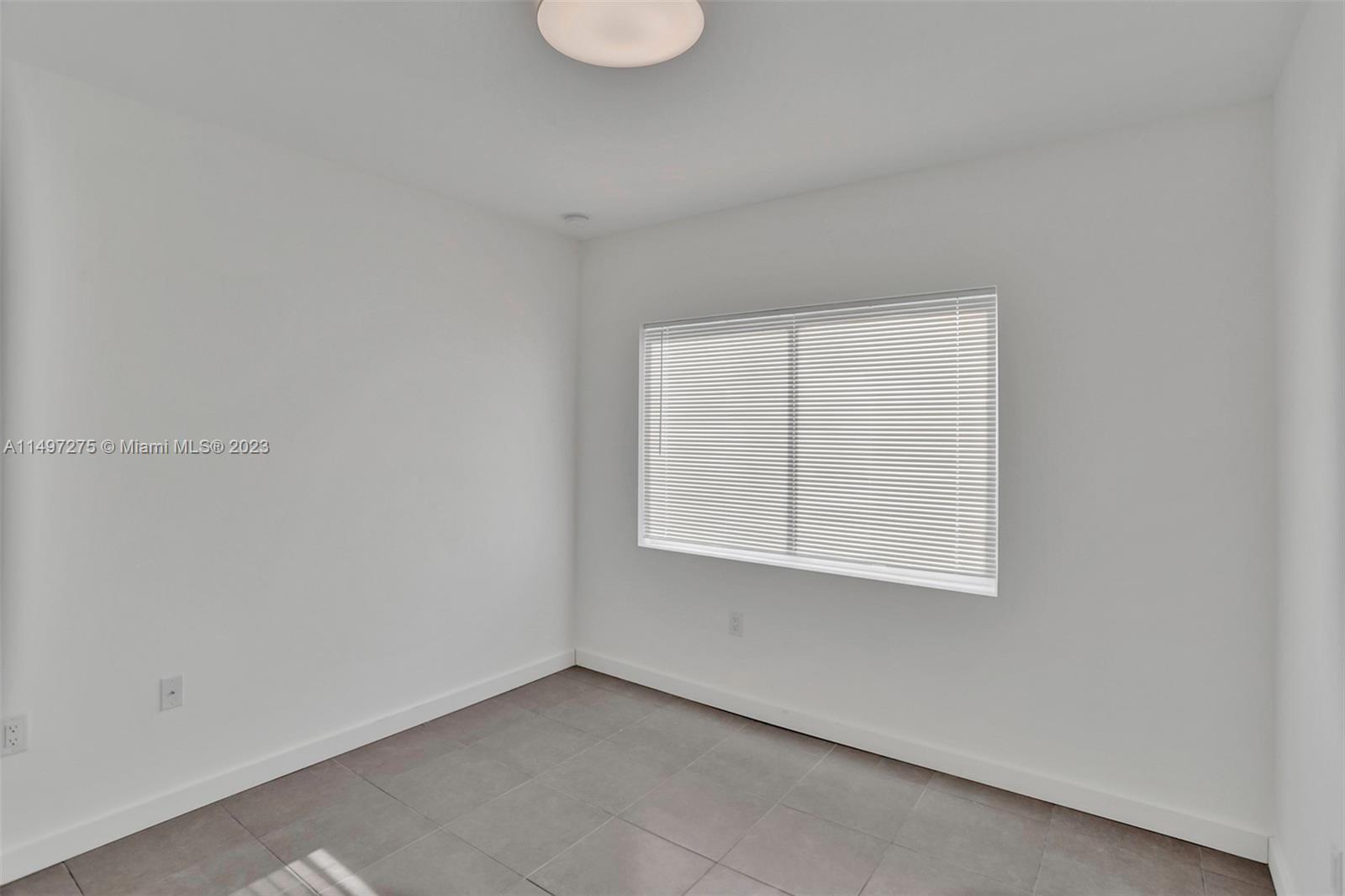 737 NW 4th St