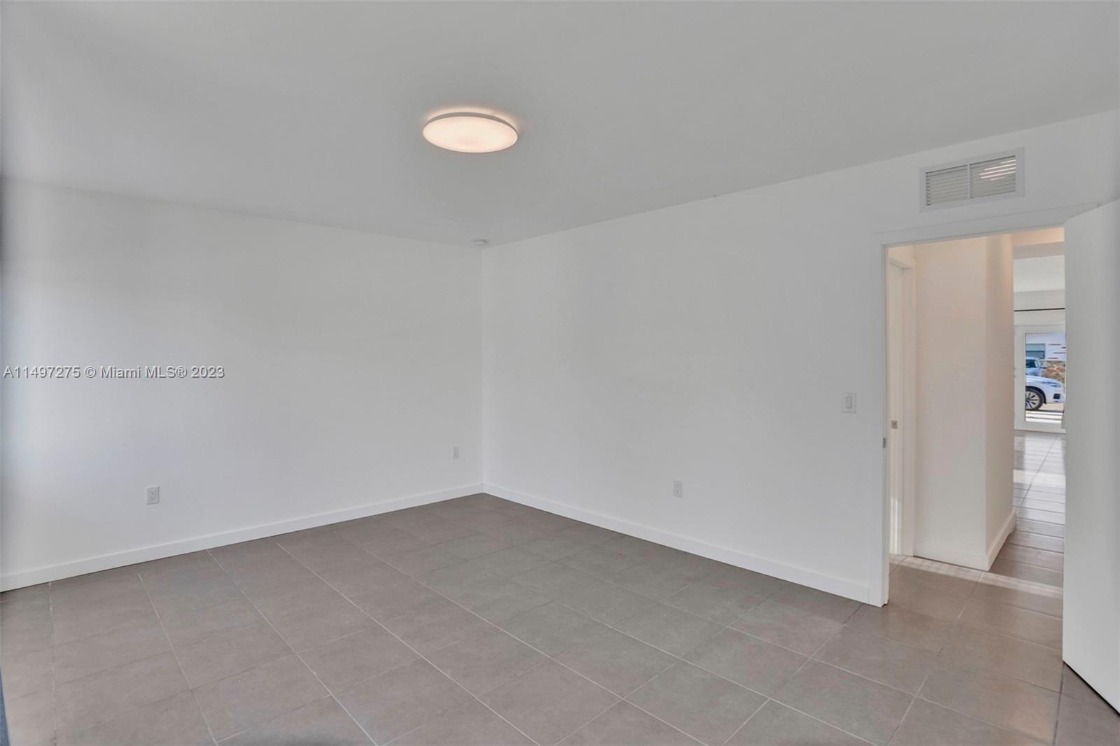 737 NW 4th St