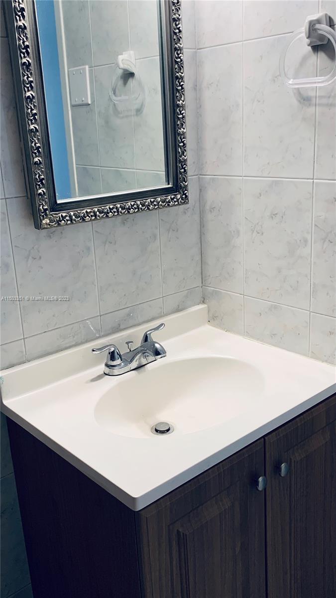 121 Golden Isles Dr # 104