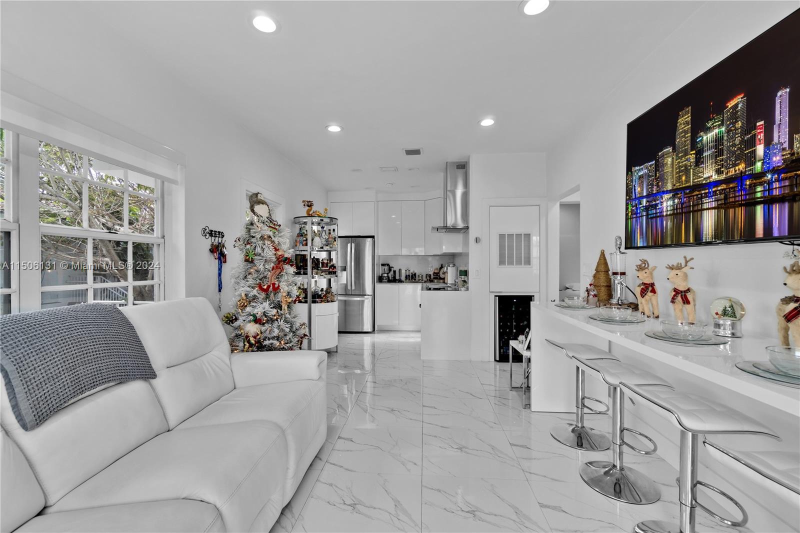 8401 Crespi Blvd # 1