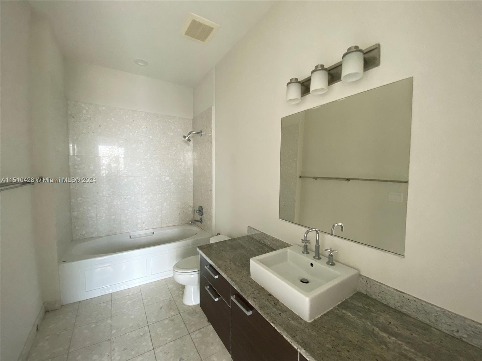 185 SW 7th St # 4304