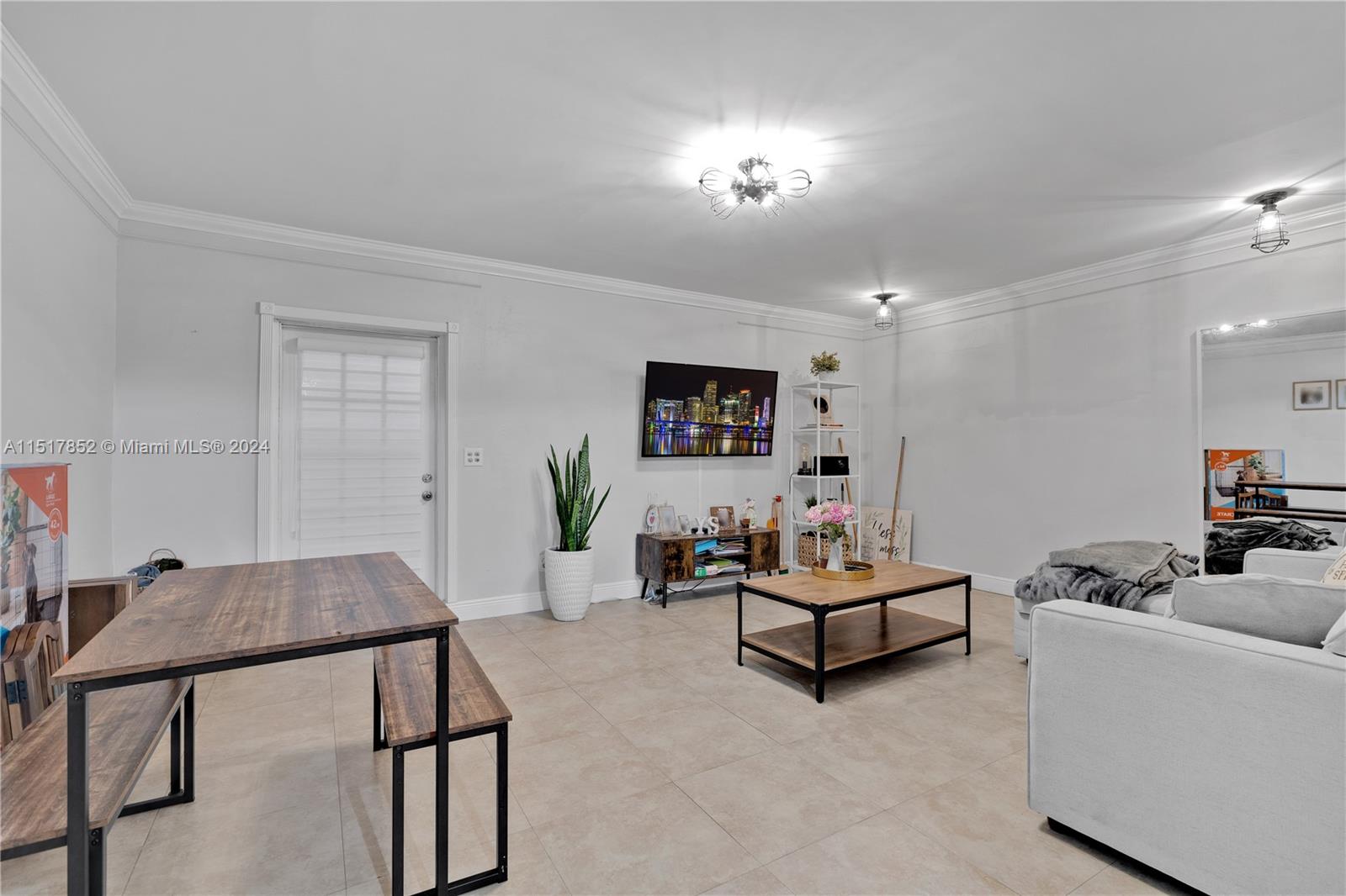 121 E 42nd St