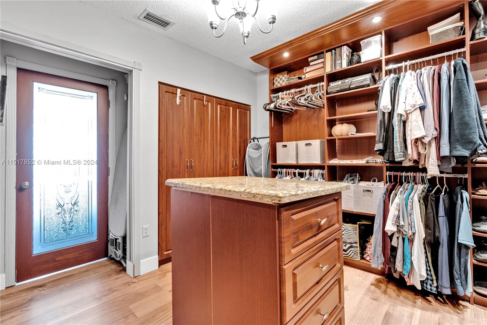 121 E 42nd St
