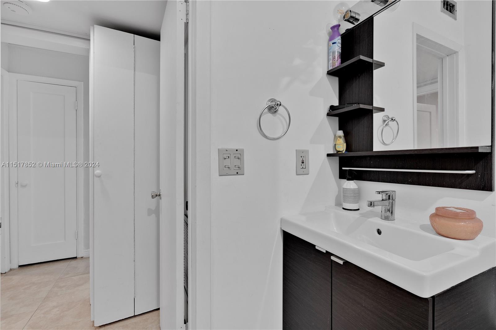 121 E 42nd St