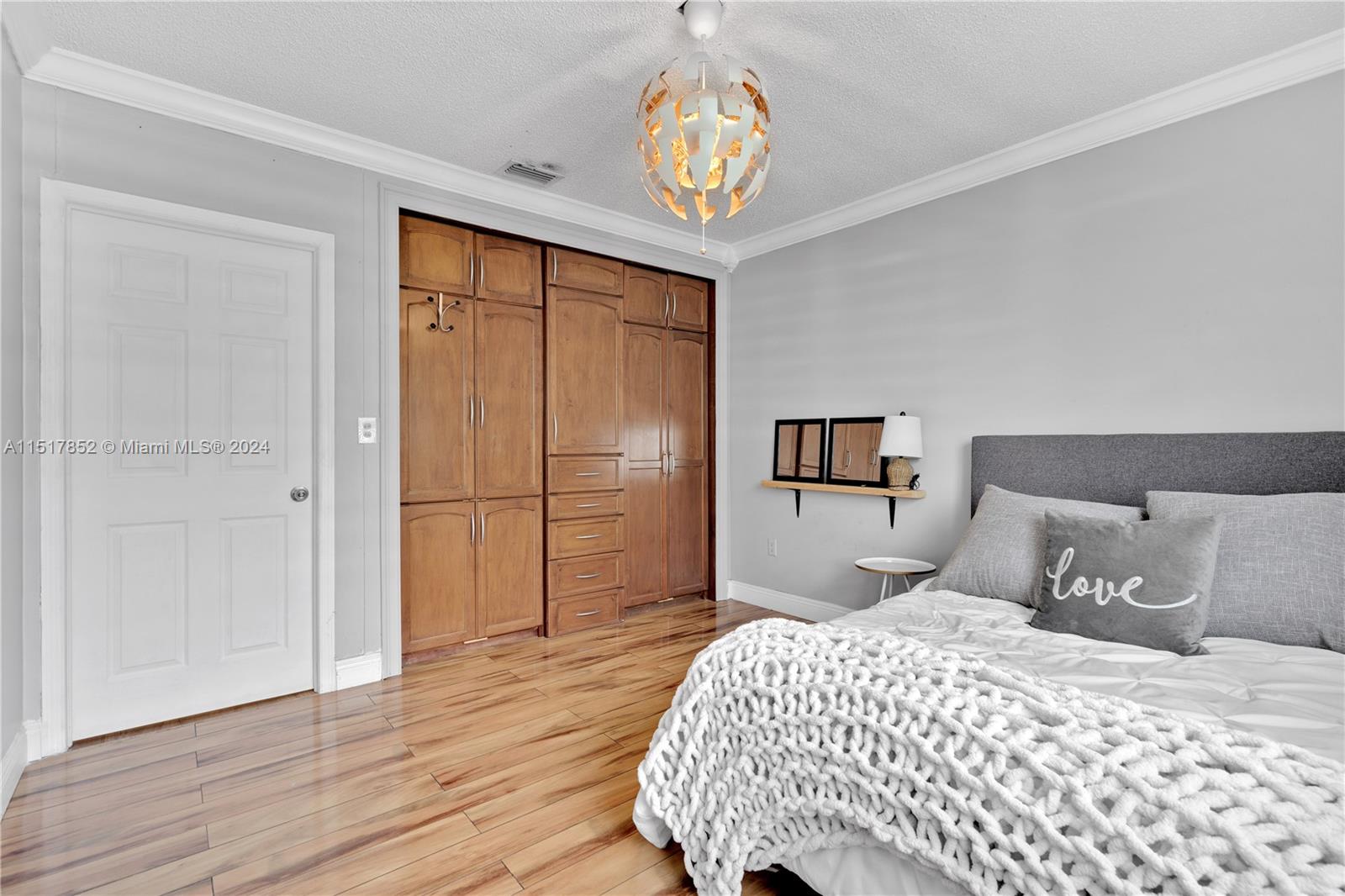 121 E 42nd St