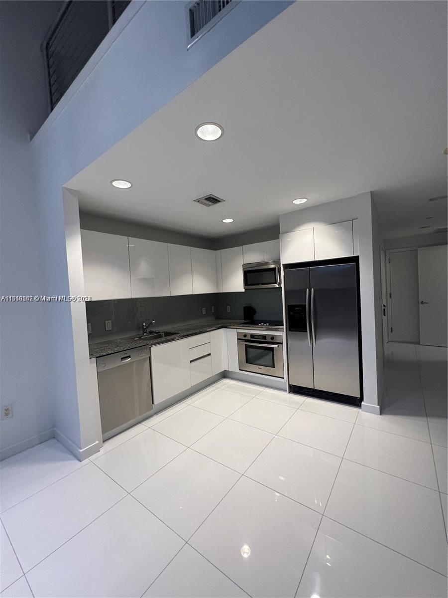 1050 Brickell Ave # 1016