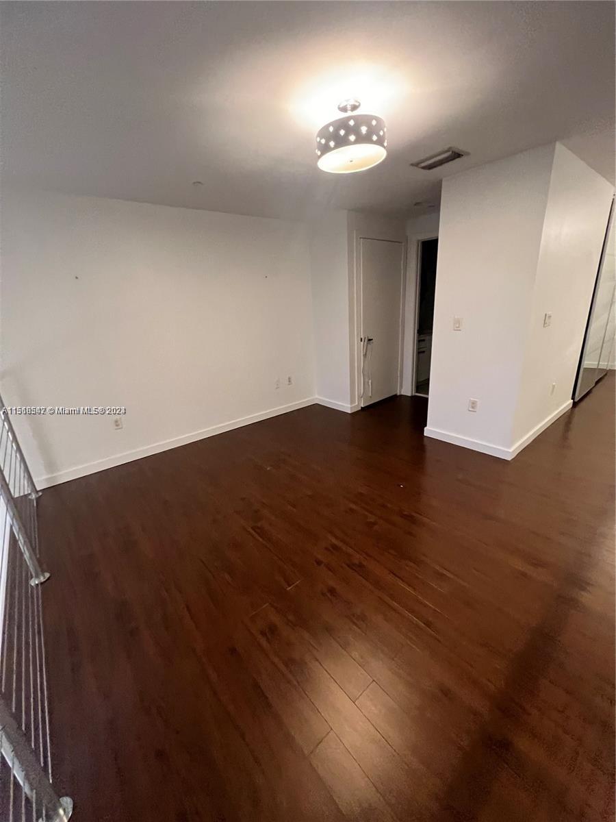 1050 Brickell Ave # 1016
