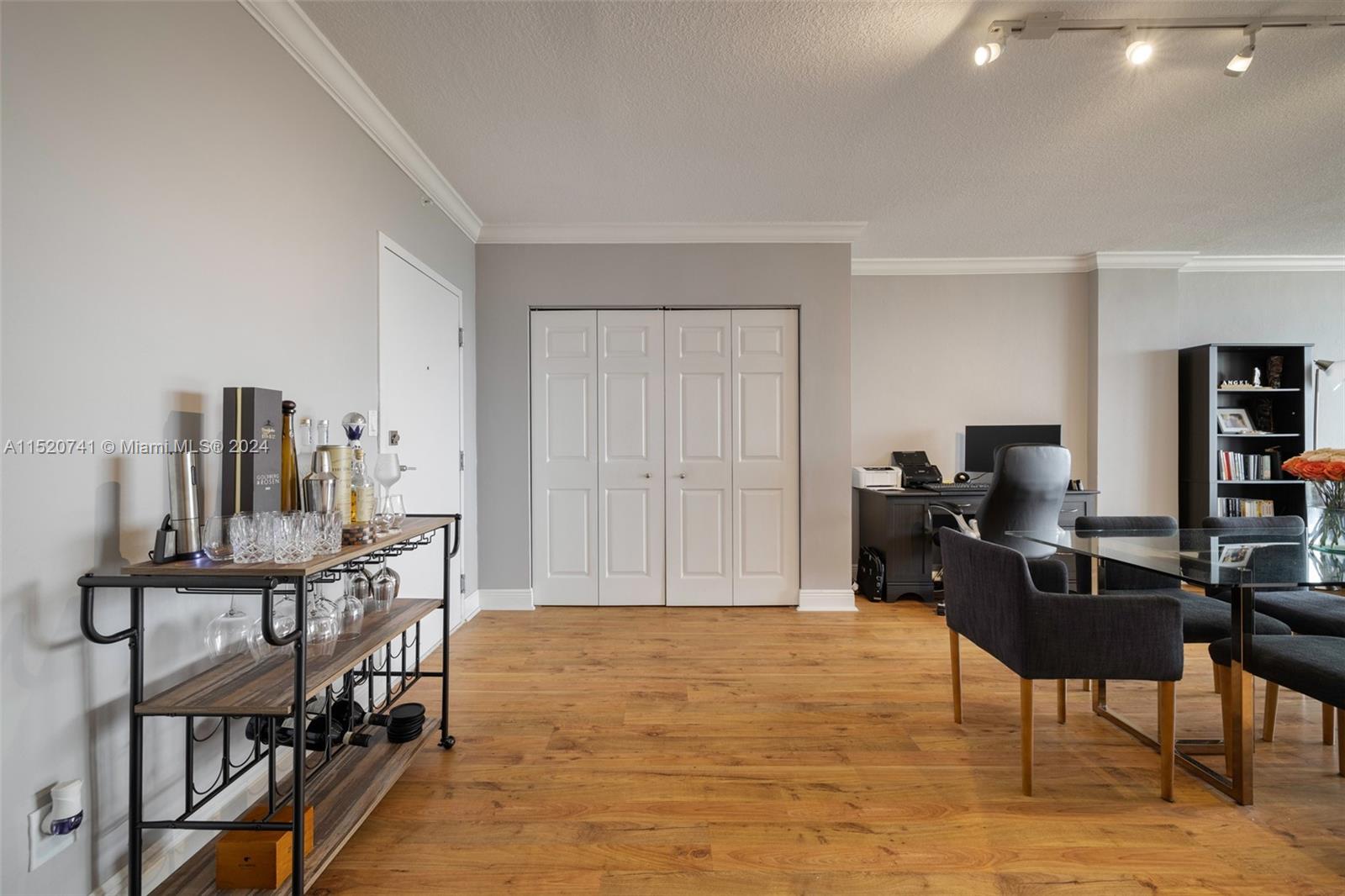 90 Edgewater Dr # 1217