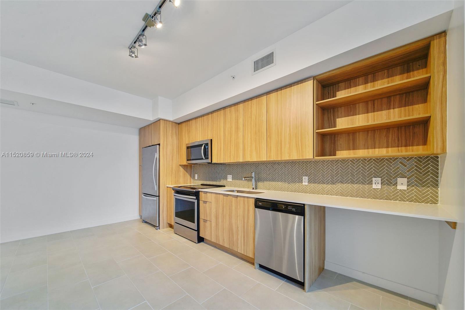 2150 N Bayshore Dr # 305