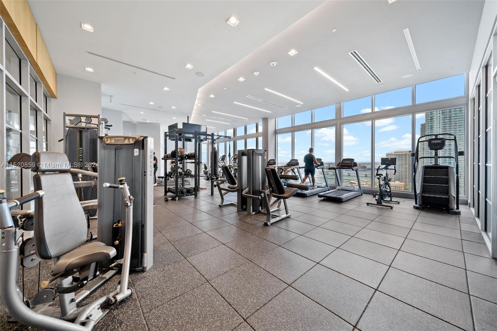 2150 N Bayshore Dr # 305