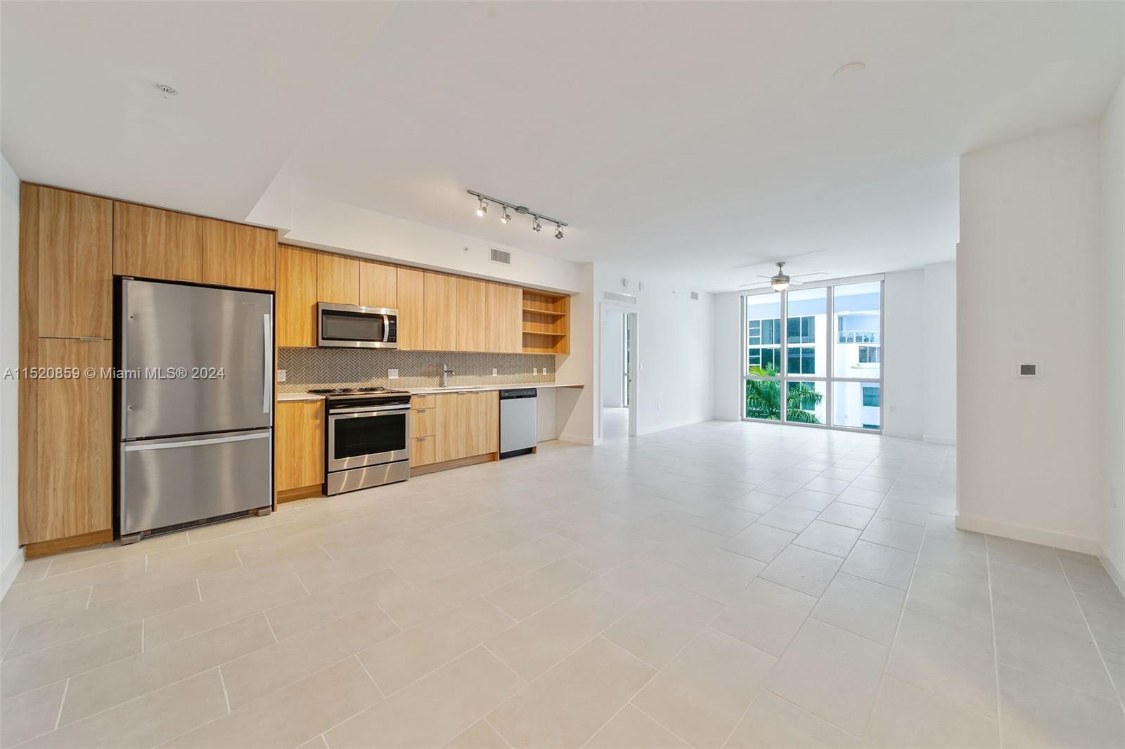 2150 N Bayshore Dr # 305