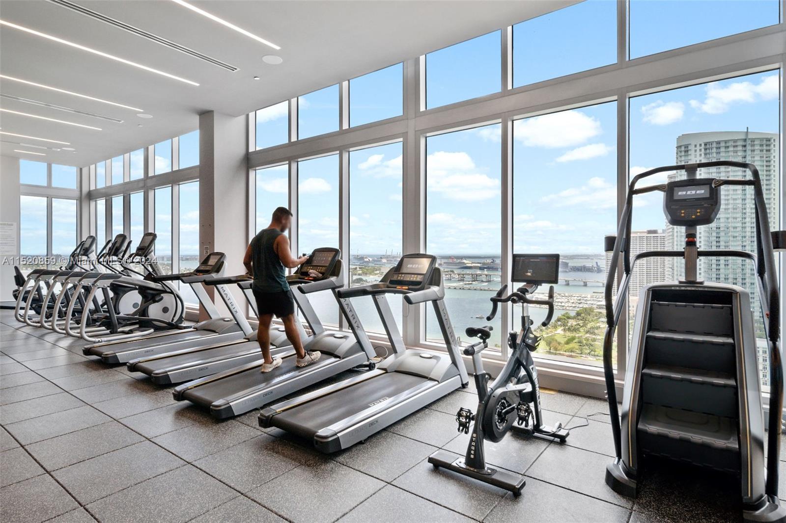 2150 N Bayshore Dr # 305