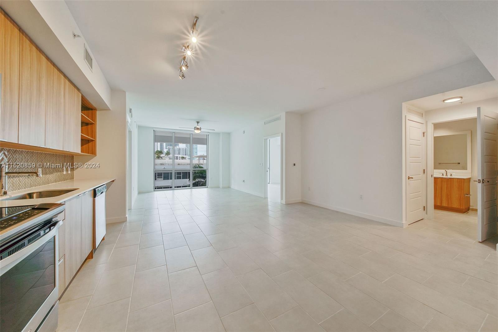 2150 N Bayshore Dr # 305