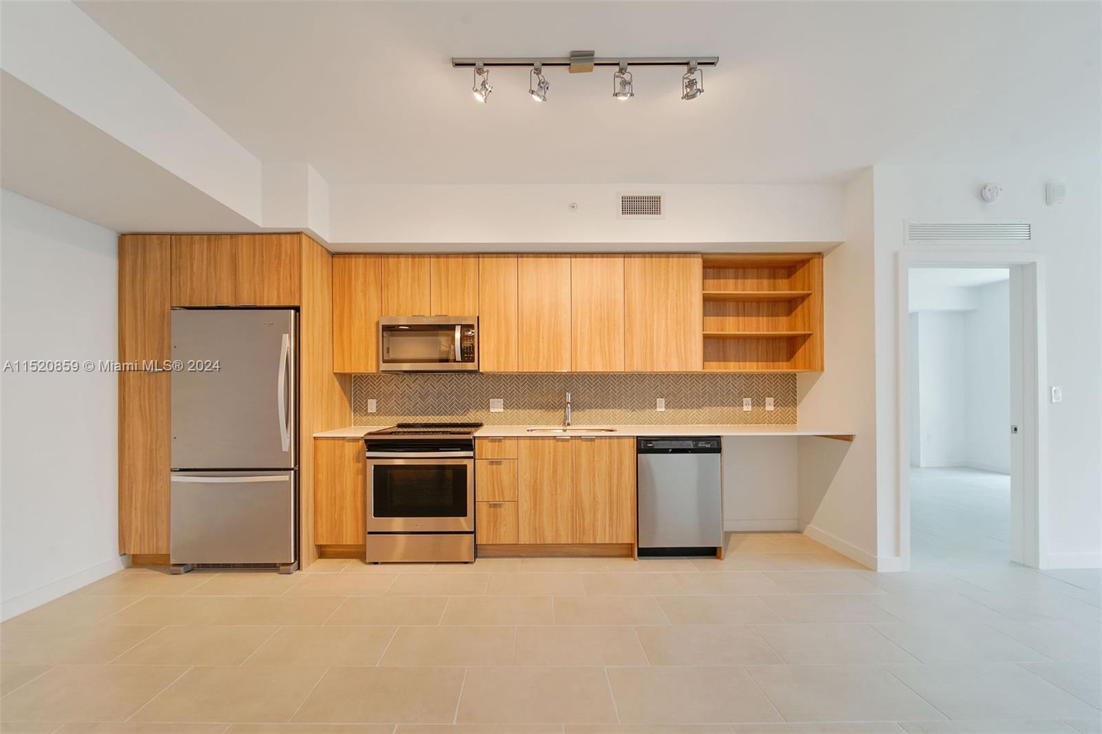 2150 N Bayshore Dr # 305