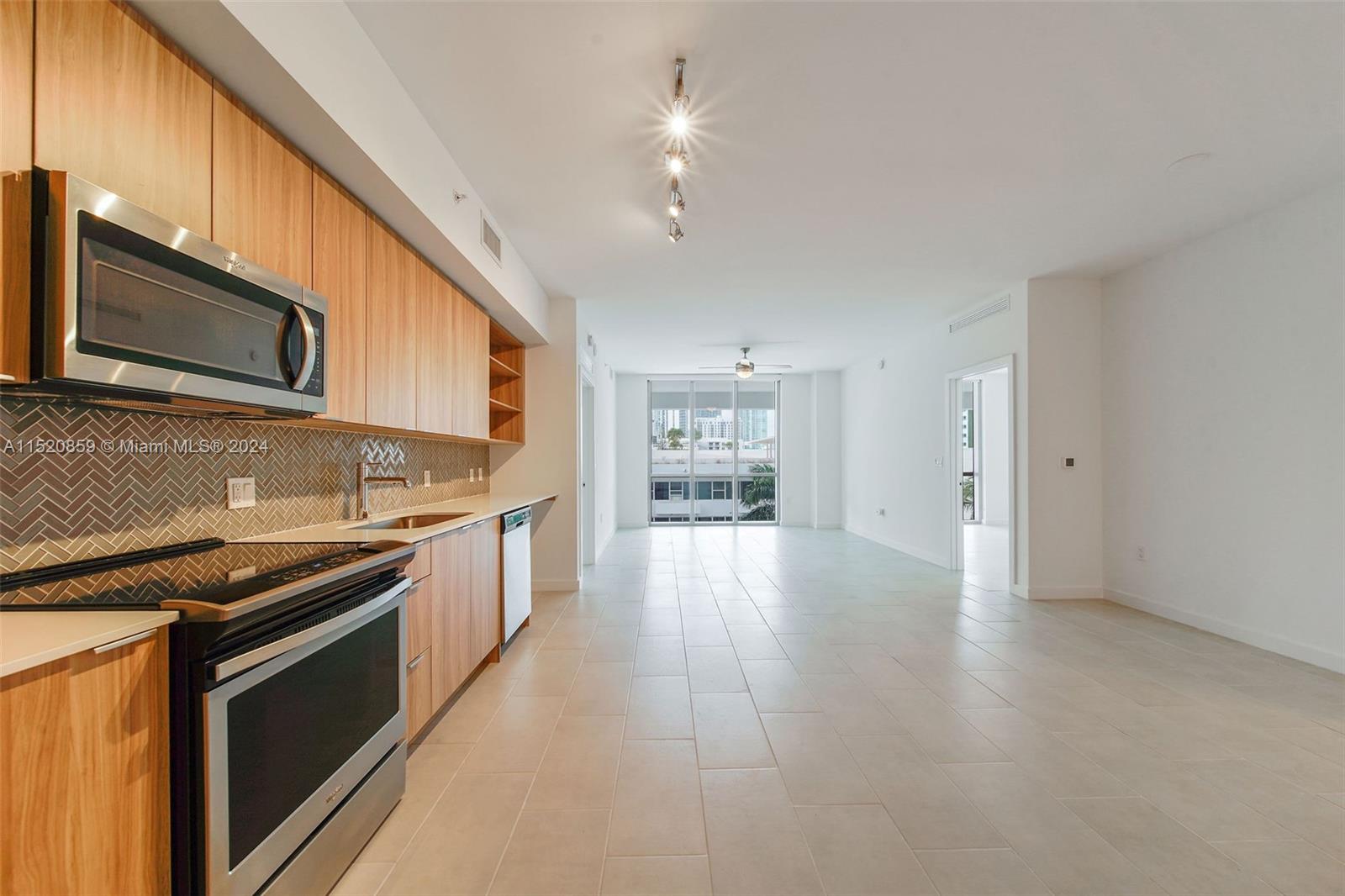 2150 N Bayshore Dr # 305