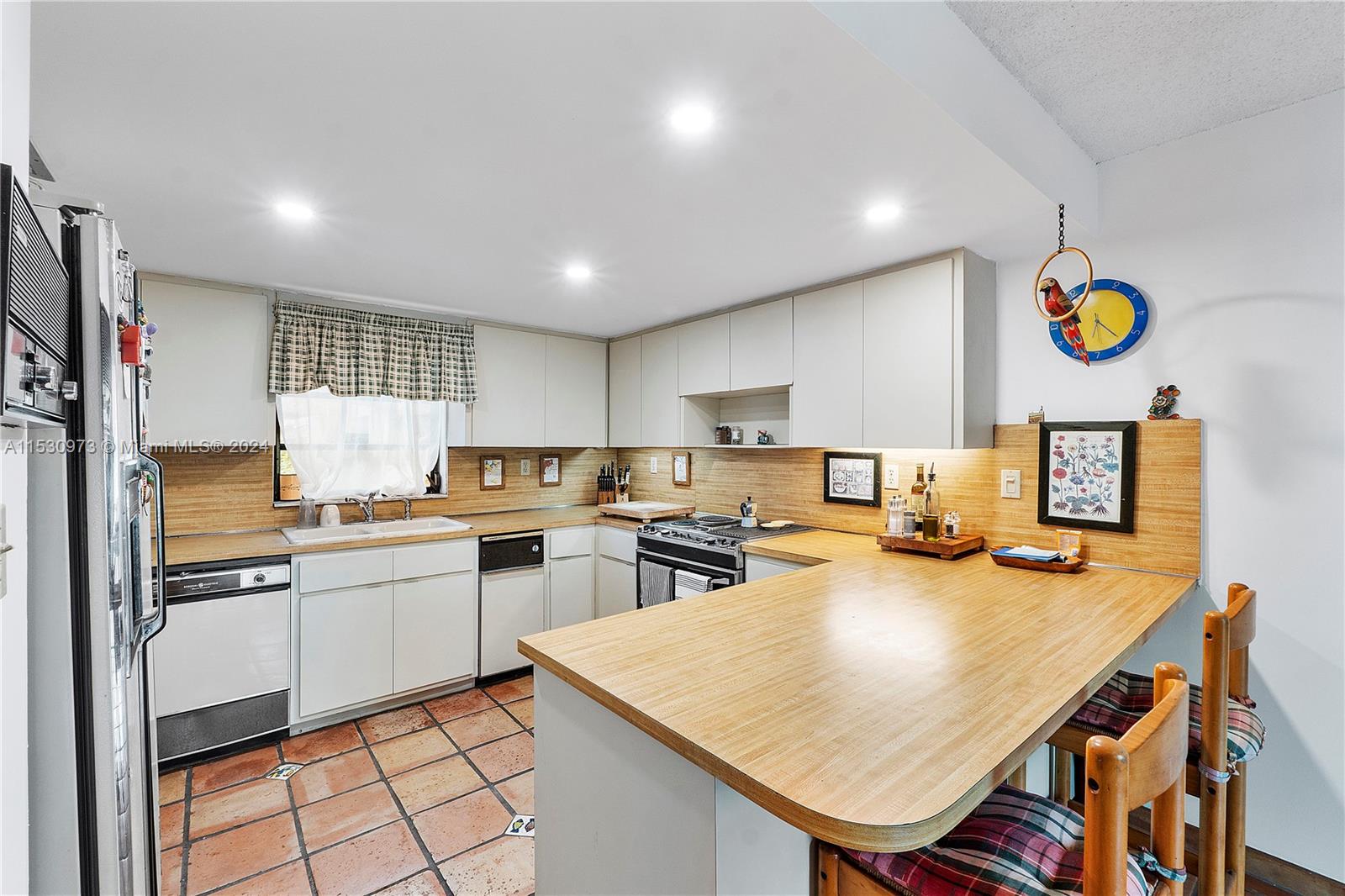 2611 E Tigertail Ave # 3