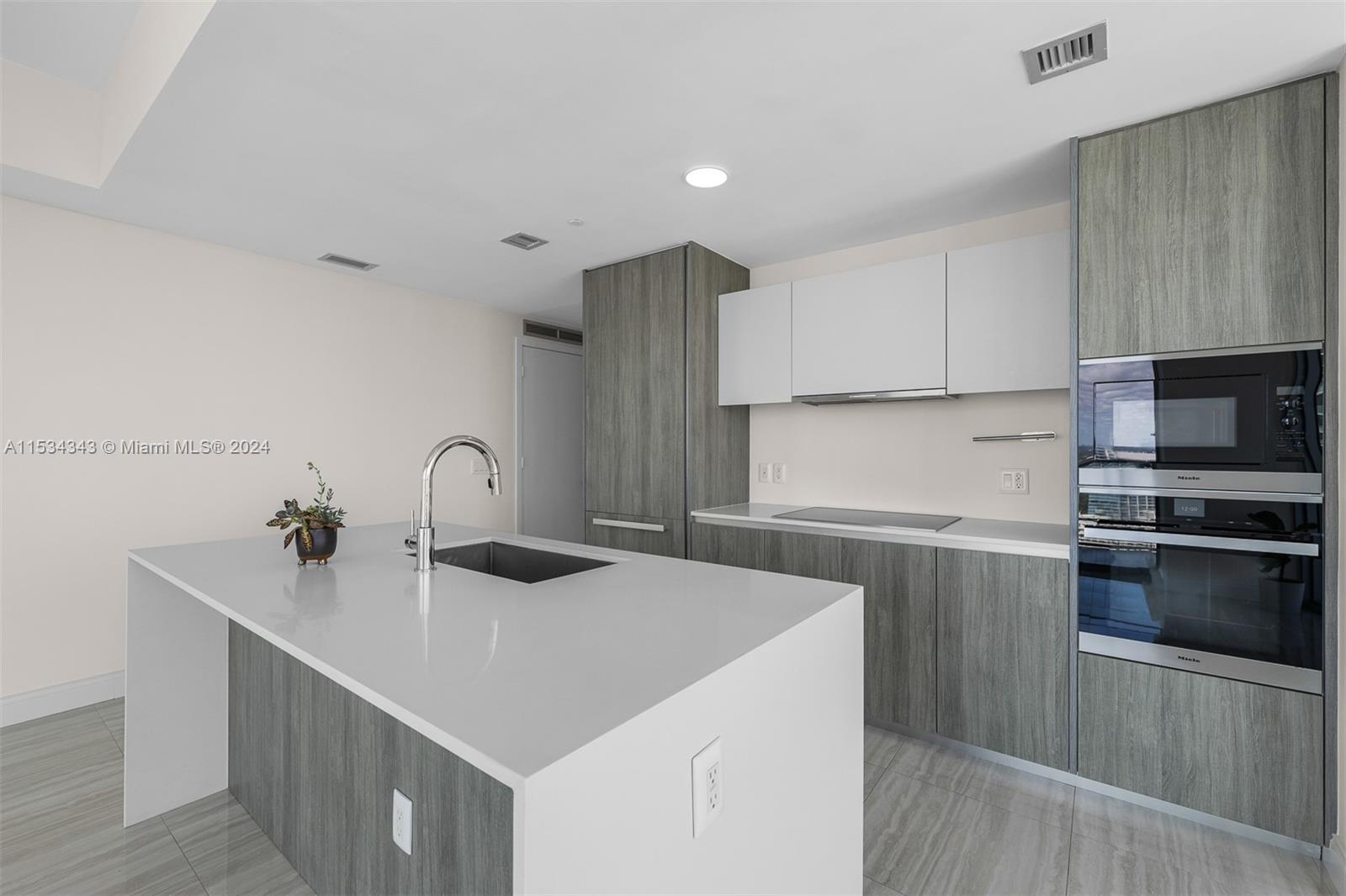 2900 NE 7th Ave # 4001