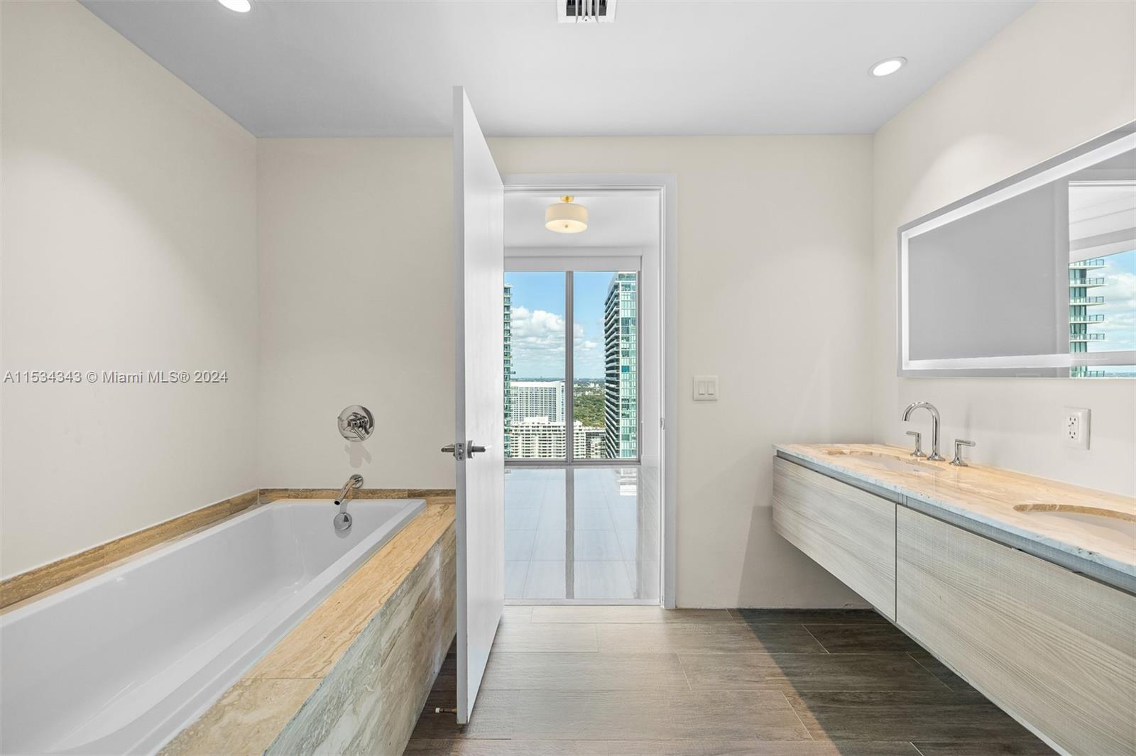 2900 NE 7th Ave # 4001