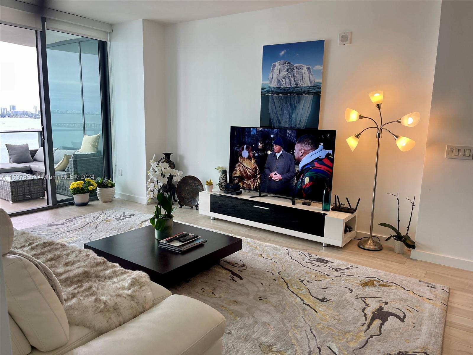 460 NE 28th St # 1902