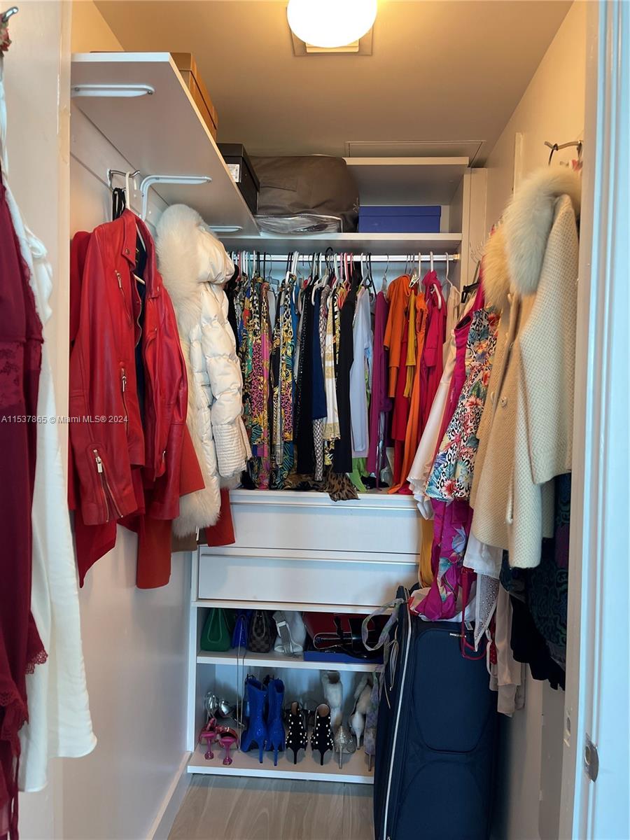 460 NE 28th St # 1902